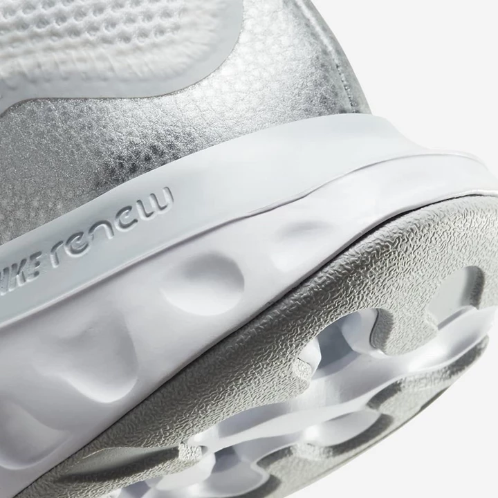 Nike Renew Run Koşu Ayakkabısı Kadın Platini Beyaz Metal Gümüş | TR4259183